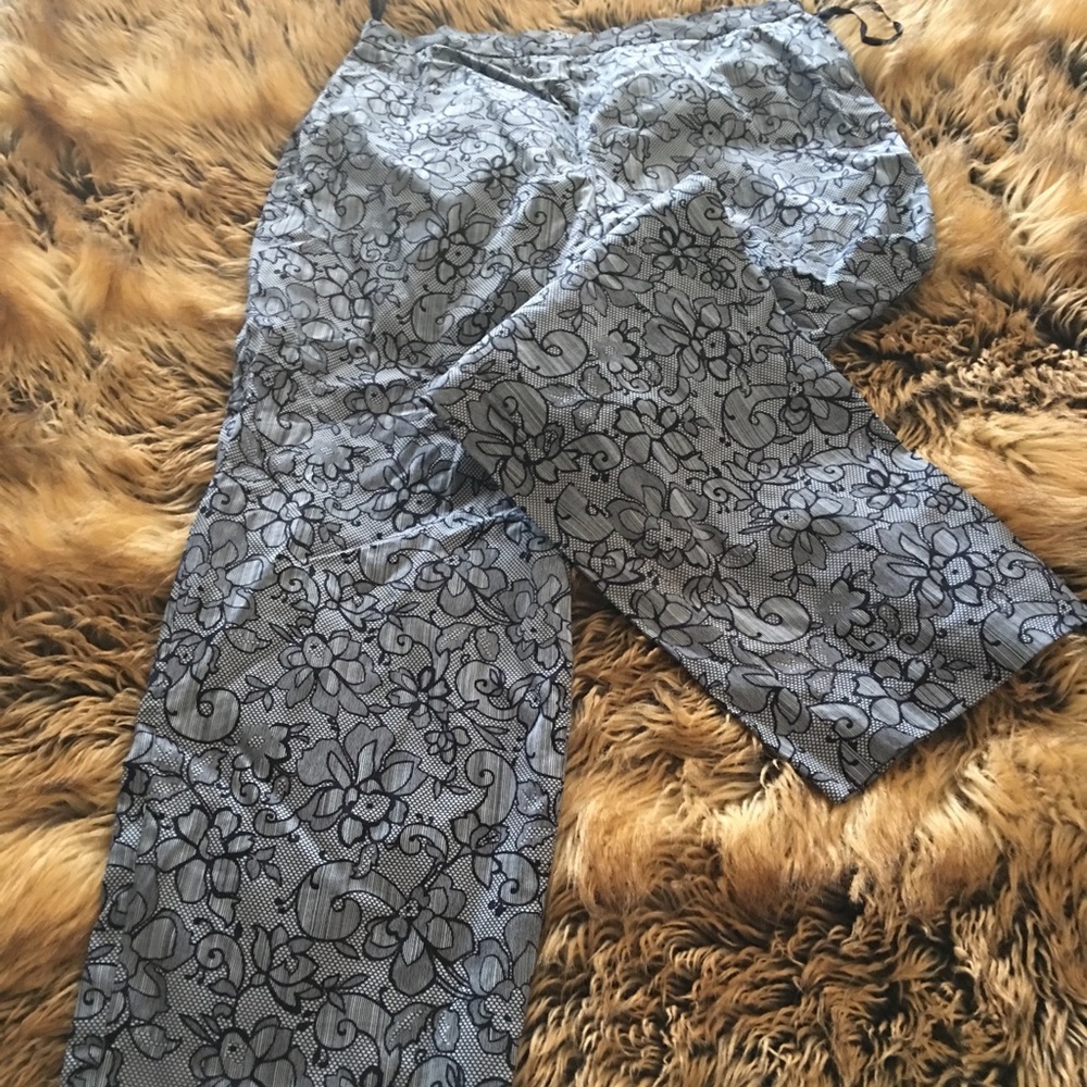 Studio JPR stretch Capri pants lace print NWOT 6